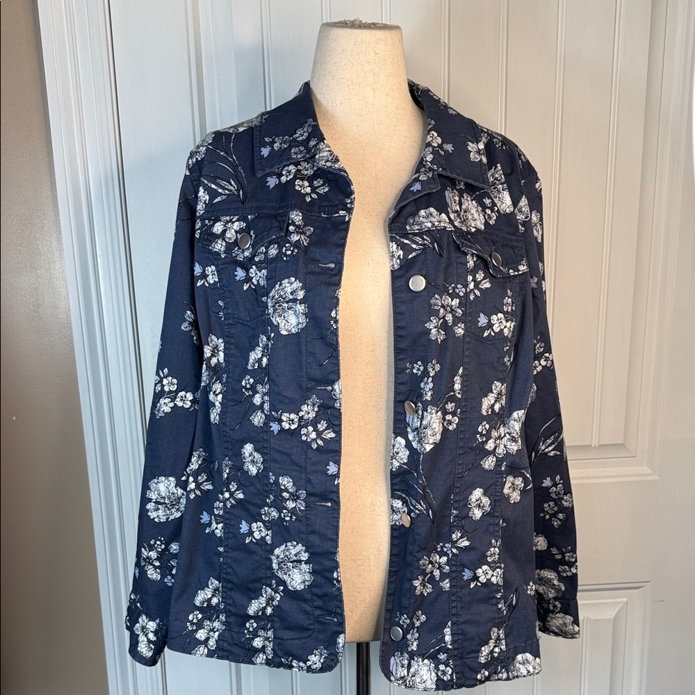 Croft and Barrow navy and white floral button up light weight jacket 1 X